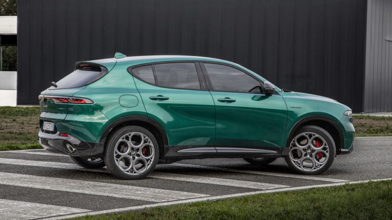 Vista laterale di una Alfa Romeo Tonale