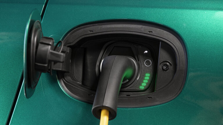 Dettaglio della presa di ricarica elettrica di una Alfa Romeo Tonale