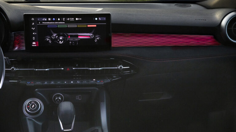 Dettaglio della plancia interna di una Alfa Romeo Tonale