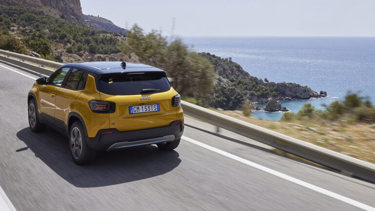 Vista posteriore di una Jeep gialla