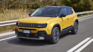 Vista frontale di una Jeep gialla