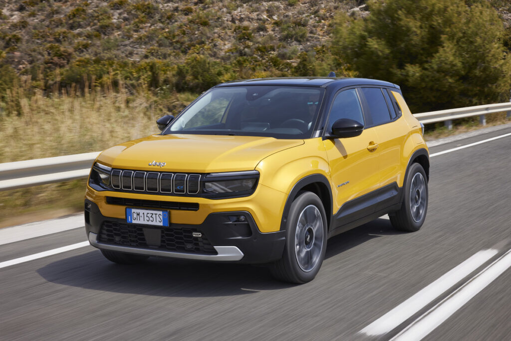 Immagine della nuova Jeep Avenger di colore giallo che corre su una strada