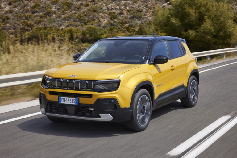 Immagine della nuova Jeep Avenger di colore giallo che corre su una strada