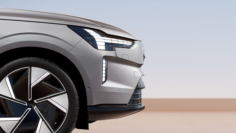 dettaglio del muso di una Volvo EX90 Excellence