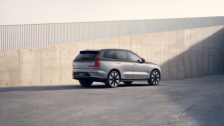 Vista posteriore di una Volvo EX90 Excellence