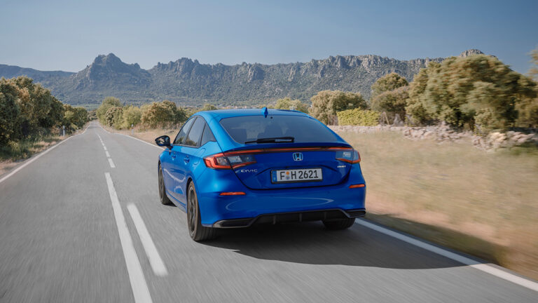 Vista posteriore di una HONDA CIVIC e-HEV