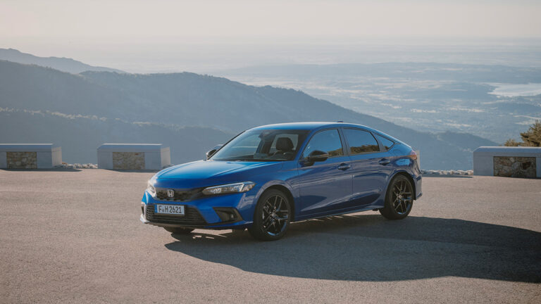 Vista frontale di una HONDA CIVIC e-HEV