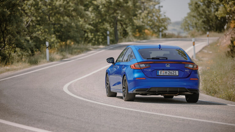 Vista posteriore di una HONDA CIVIC e-HEV