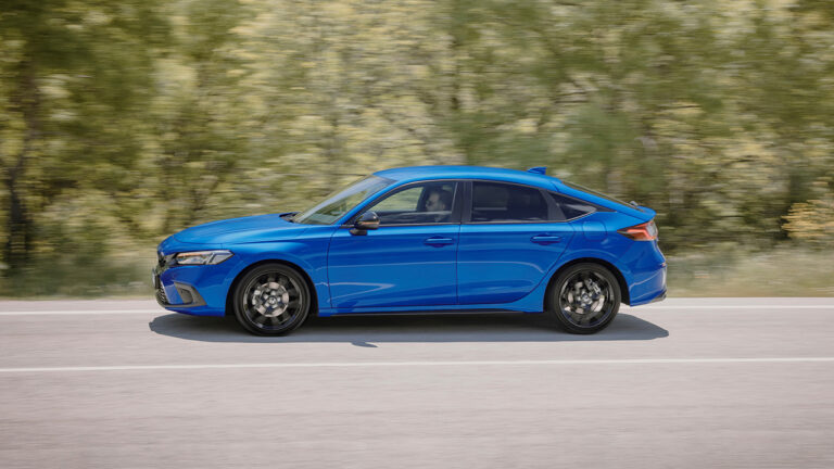 Vista laterale di una HONDA CIVIC e-HEV