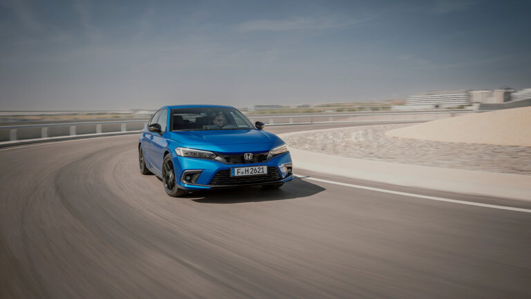 Vista frontale di una HONDA CIVIC e-HEV