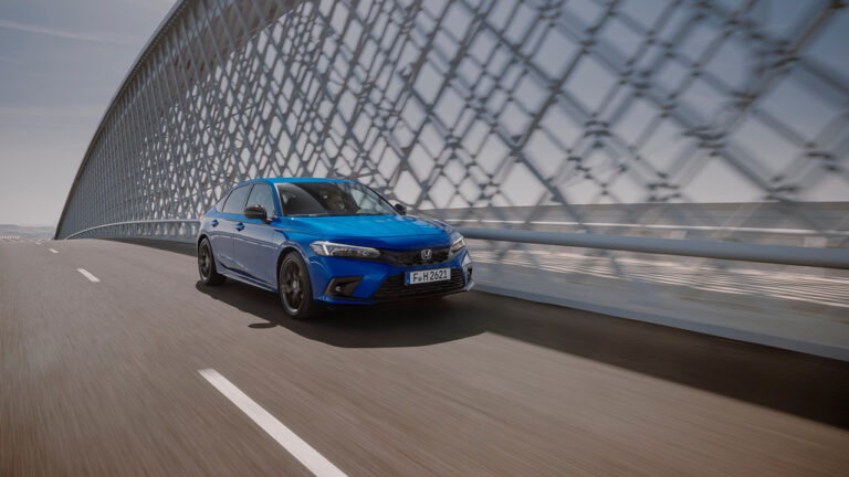 Vista frontale di una HONDA CIVIC e-HEV