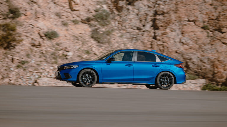 Vista laterale di una HONDA CIVIC e-HEV