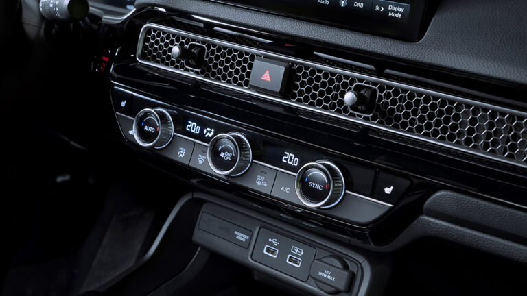 Dettaglio del cruscotto di una HONDA CIVIC e-HEV