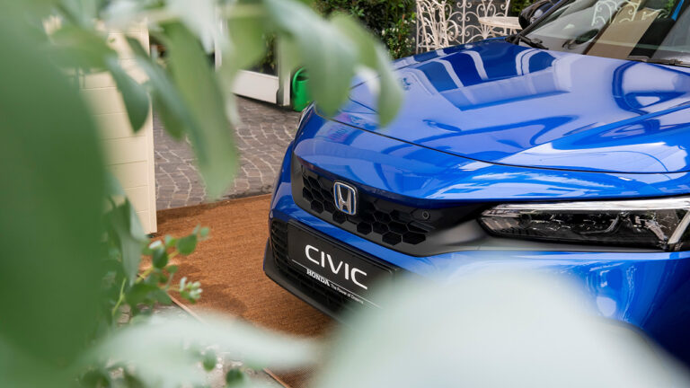 Dettaglio del muso frontale di una HONDA CIVIC e-HEV