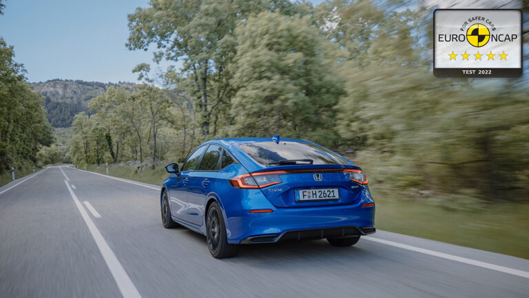 Vista posteriore di una HONDA CIVIC e-HEV