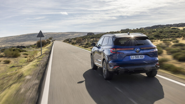 Vista posteriore di un suv Renault che corre su una strada