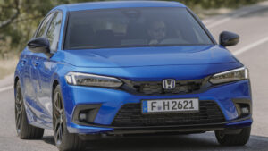 Vista frontale di una honda civic e-hev