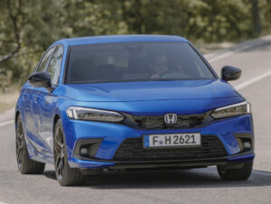 Foto di una honda civic e-hev 2023 vista frontalmente