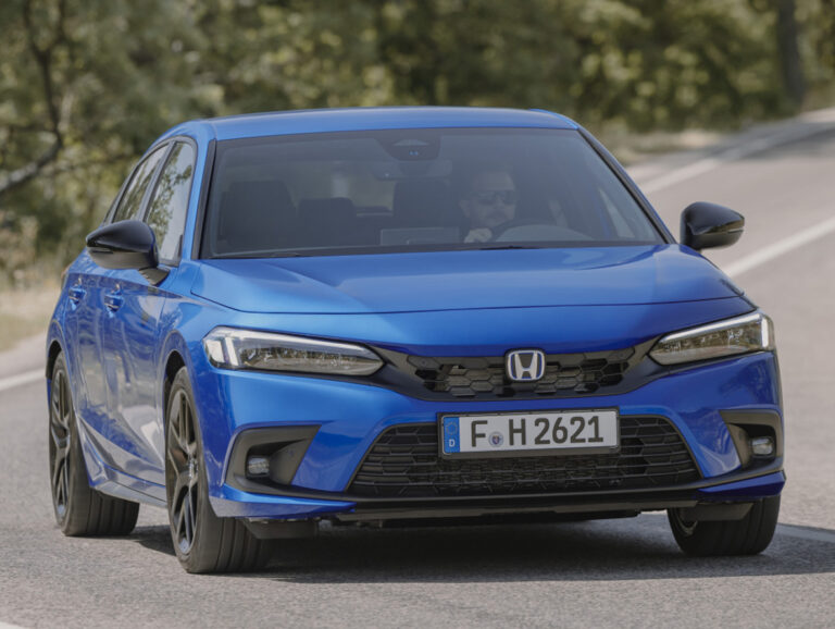 Foto di una honda civic e-hev 2023 vista frontalmente