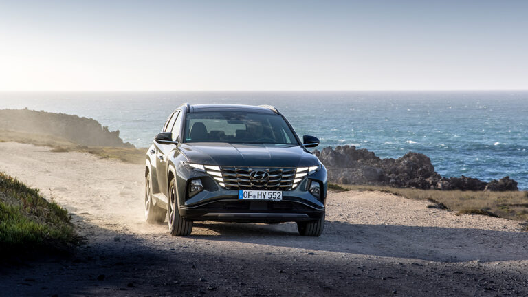 Vista frontale di una Hyundai Tucson Hybrid