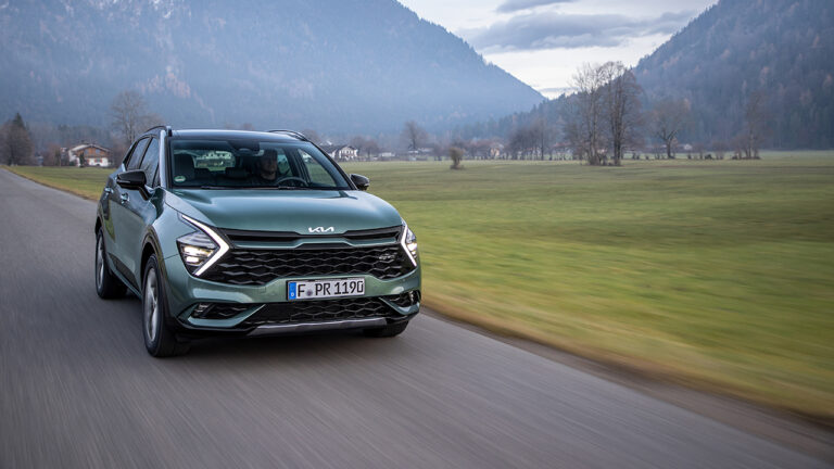 Vista frontale di una kia sportage hev gt-line 4