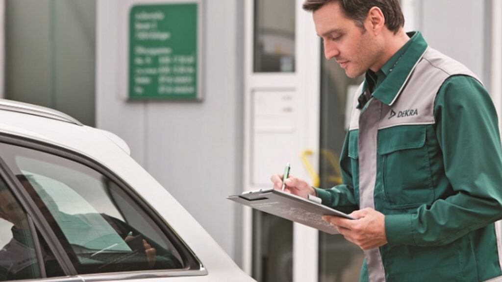 Immagine di un meccanico che esegue controlli su un auto