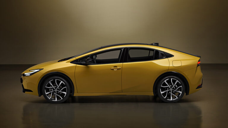 Vista laterale di una Toyota Prius Plug-in Hybrid