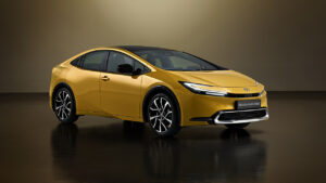 Vista frontale di una Toyota Prius Plug-in Hybrid