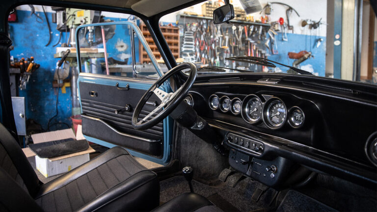 Dettaglio del cruscotto di una Innocenti Mini Cooper 1300 S