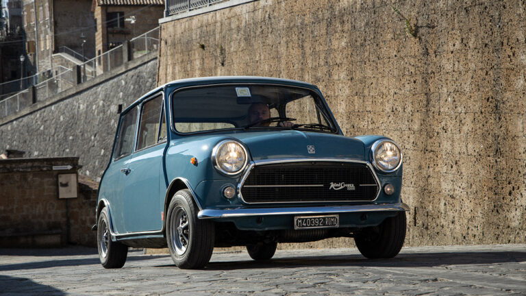 Foto frontale di una Innocenti Mini Cooper 1300 S