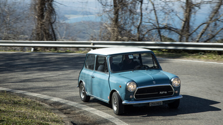 Foto dall'alto di una Innocenti Mini Cooper 1300 S