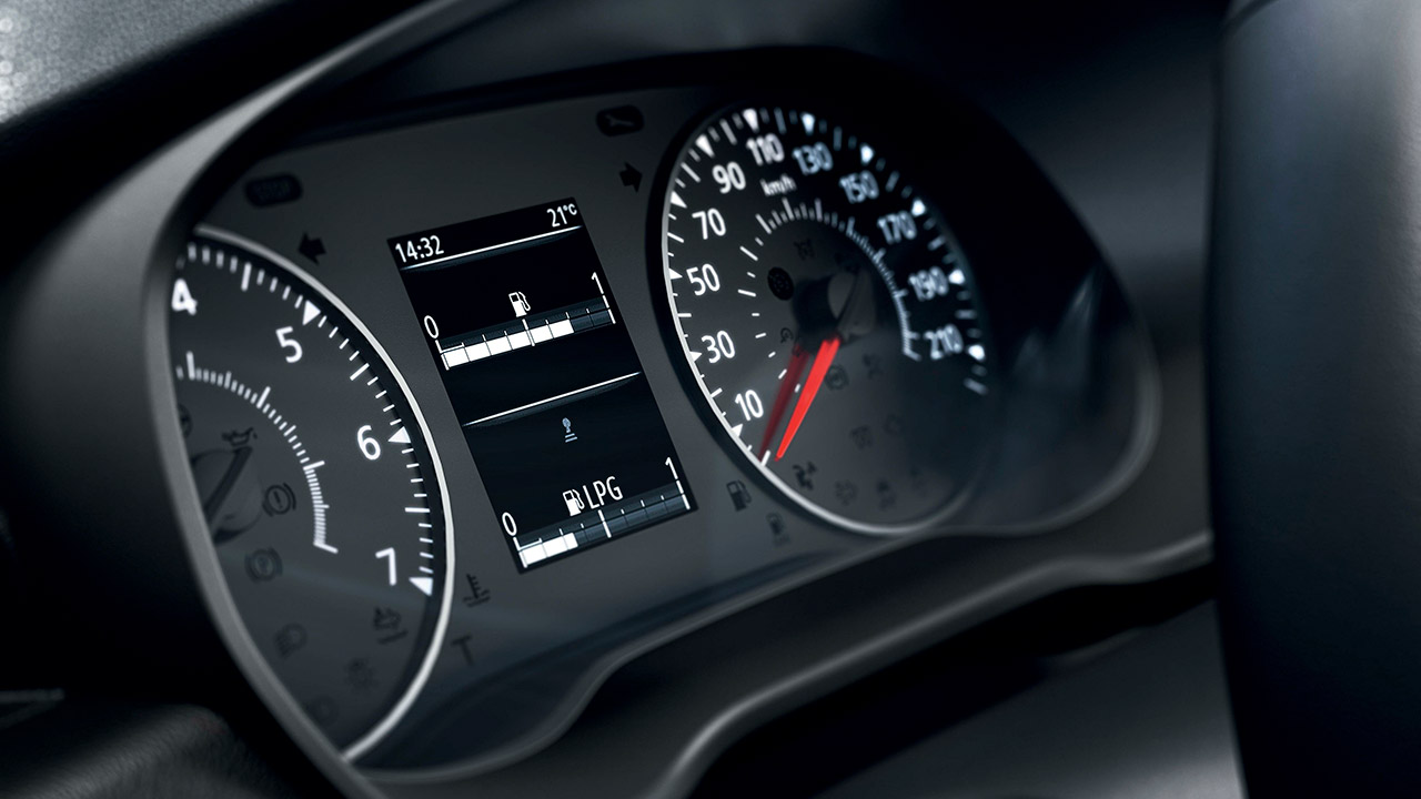 Dettaglio del contachilometri di una Dacia Duster