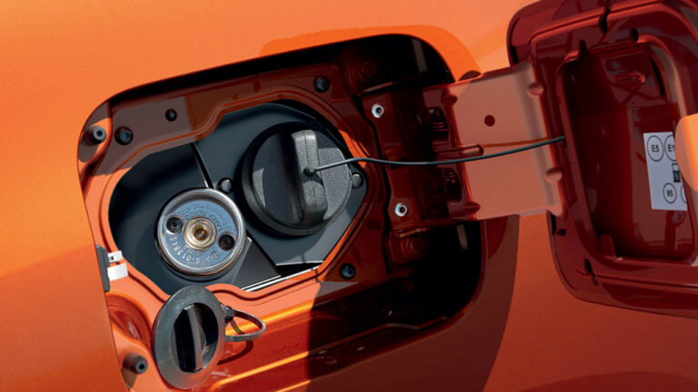 Dettaglio del tappo carburante di una Dacia Duster