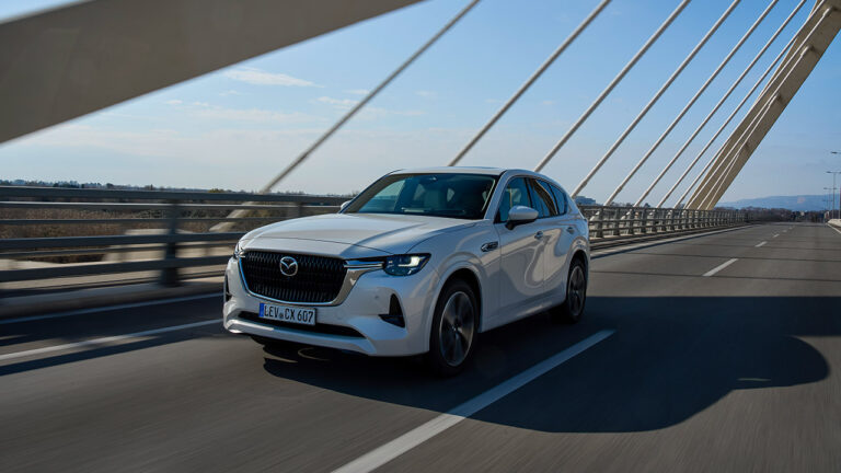 Vista frontale di una Mazda CX-60