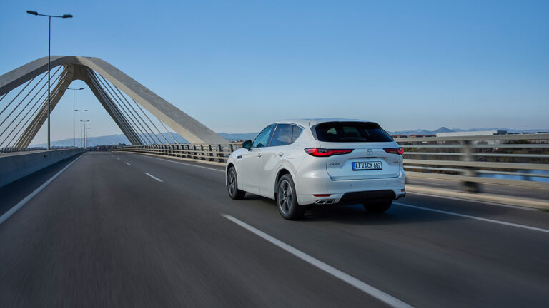 Vista posteriore di una Mazda CX-60