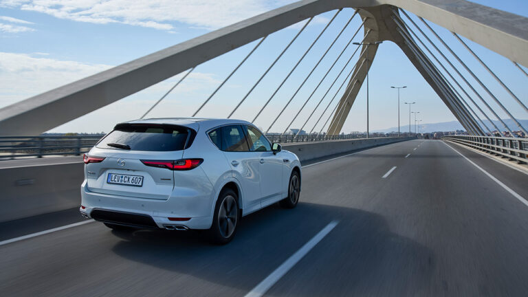 Vista posteriore di una Mazda CX-60