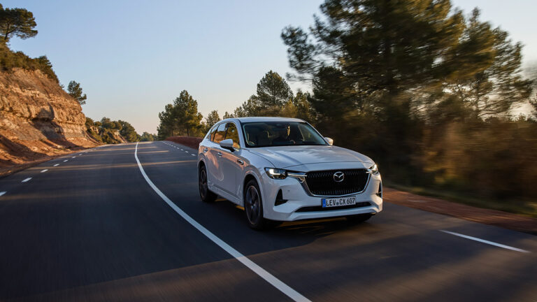 Vista frontale di una Mazda CX-60 al tramonto
