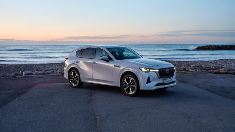 Vista frontale di una Mazda CX-60 al tramonto