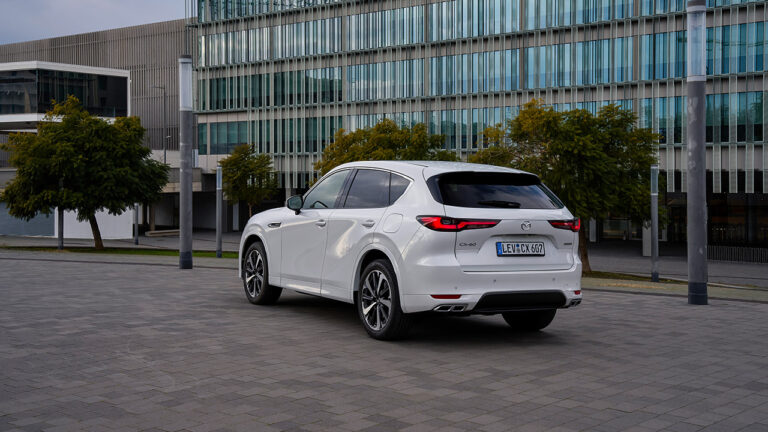 Vista posteriore di una Mazda CX-60