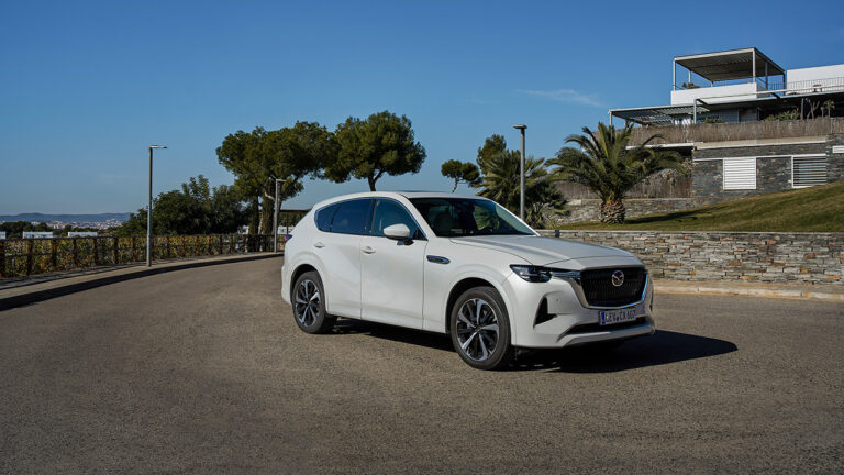 Vista frontale di una Mazda CX-60