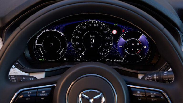 Dettaglio del contachilometri di una Mazda CX-60 spento