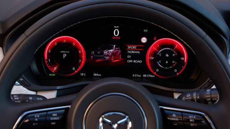 Dettaglio del contachilometri di una Mazda CX-60 acceso