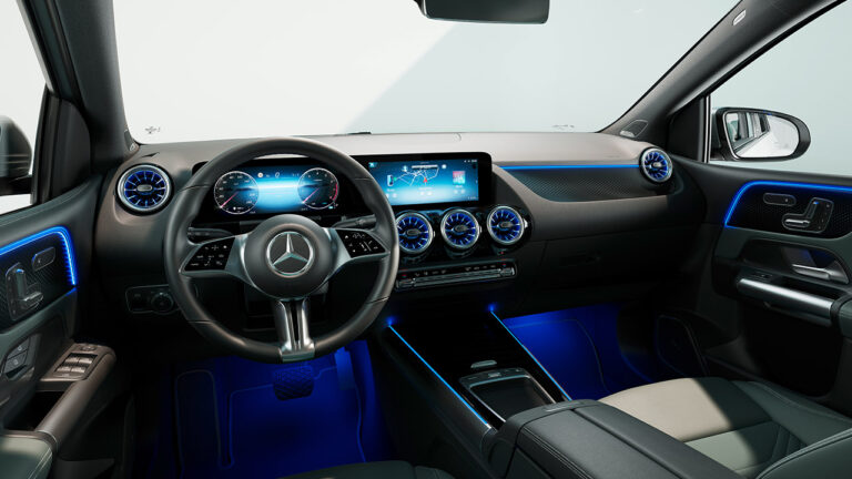 Dettaglio del cruscotto interno di una Mercedes Classe B