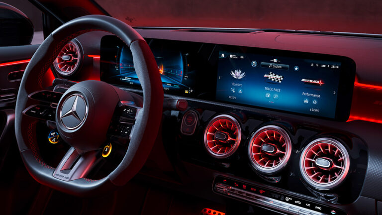 Dettaglio del cruscotto interno di una Mercedes Classe A