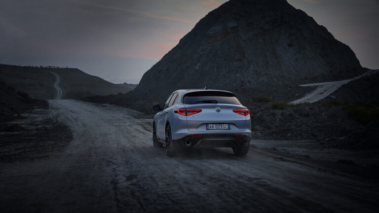 Alfa Romeo Stelvio vista posteriormente lungo una strada