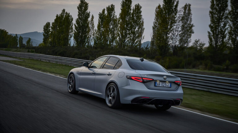 Alfa Romeo Stelvio vista lateralmente lungo una strada