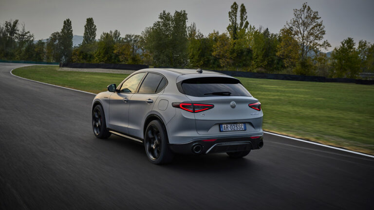 Alfa Romeo Stelvio vista lateralmente lungo una strada