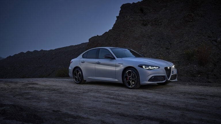 Alfa Romeo Stelvio vista lateralmente lungo una strada