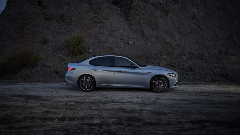 Alfa Romeo Stelvio vista lateralmente lungo una strada