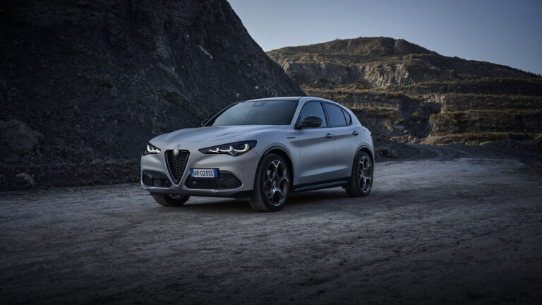 Alfa Romeo Stelvio vista frontalmente lungo una strada